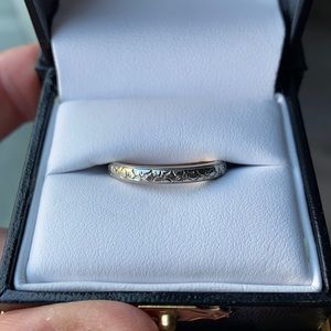 Vintage 14K White Gold Band w/Flower Details